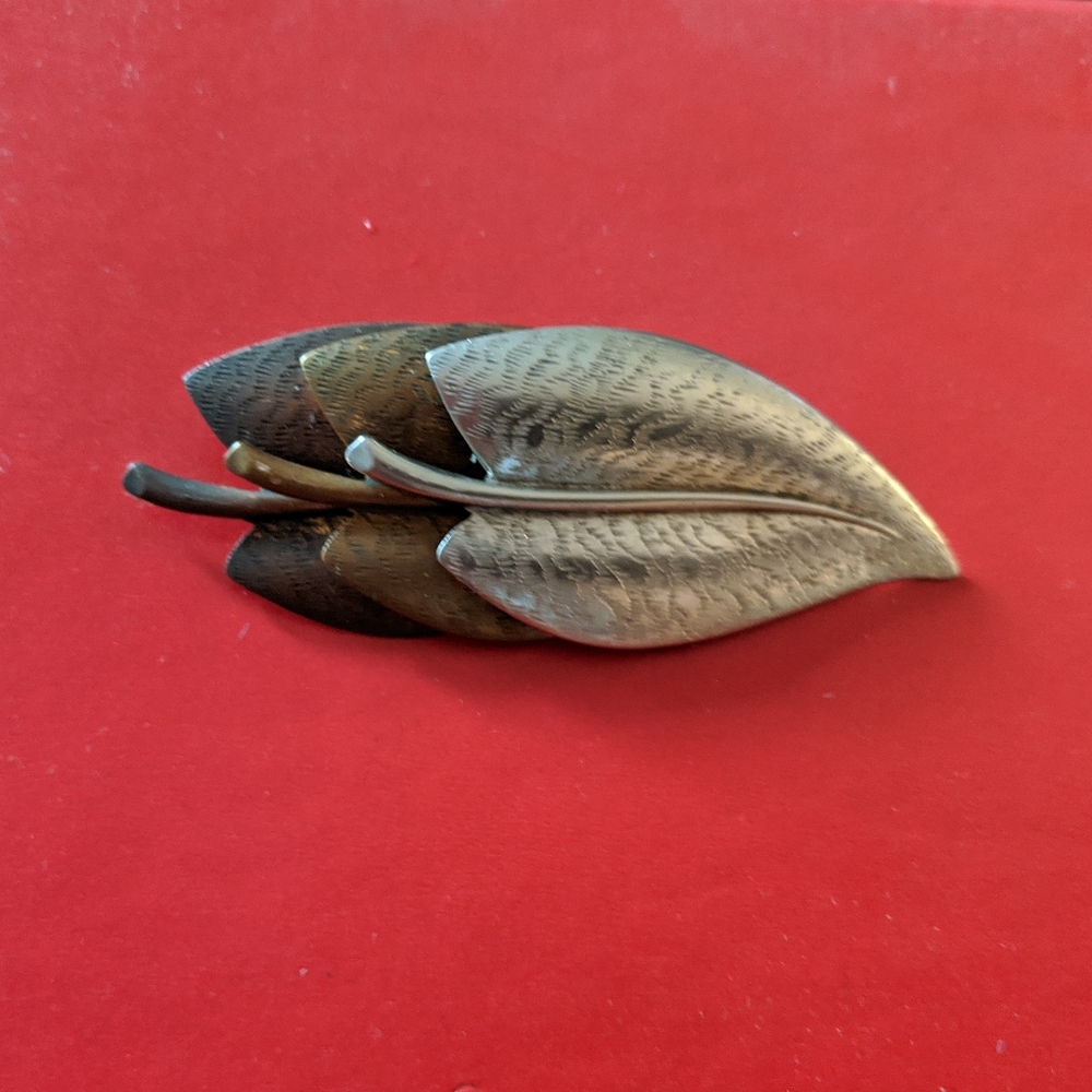 ☀️$10 or FREE W/ PURCHASE☀ Vintage Three Metal Pin
